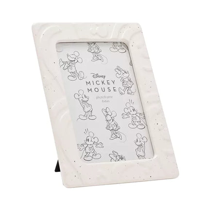 Voeg wat Disney-magie toe aan je huis met het Disney Mickey Shapes Embossed Photo Frame, een prachtig fotolijstje dat de klassieke Disney-franchise eert en perfect is om dierbare herinneringen te tonen.