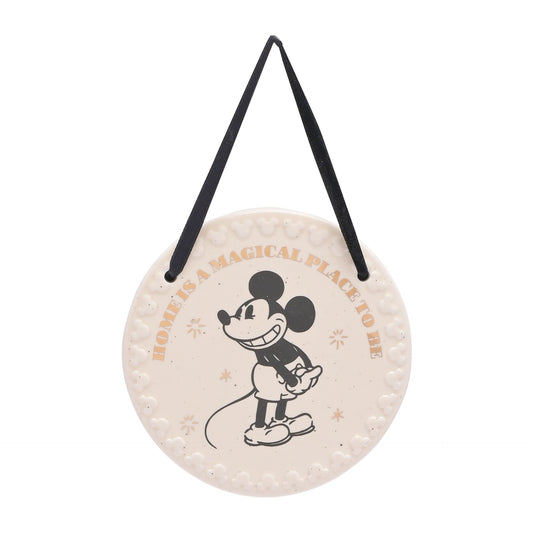 "Disney Home Mickey Wandbordje: Breng de vrolijke Mickey Mouse naar je interieur met dit charmante wandbordje, ideaal voor Disney-liefhebbers die hun huis willen opvrolijken."
