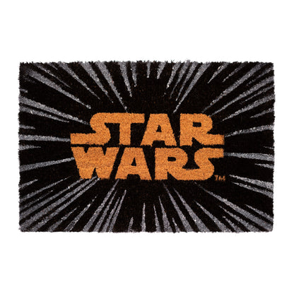 "Star Wars deurmat: Laat de Force met je zijn terwijl je wordt verwelkomd door iconische personages omringd door Star Wars-logo's. Moge de kokosvezels vuil en vocht van je schoenzolen verwijderen. Afmetingen: 60x40cm."