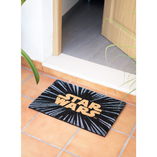 "Star Wars deurmat: Welkom in een sterrenstelsel ver, ver weg! Iconische personages omringd door Star Wars-logo's. Gemaakt van duurzaam materiaal met anti-slip bodem. Afmetingen: 60x40cm"
