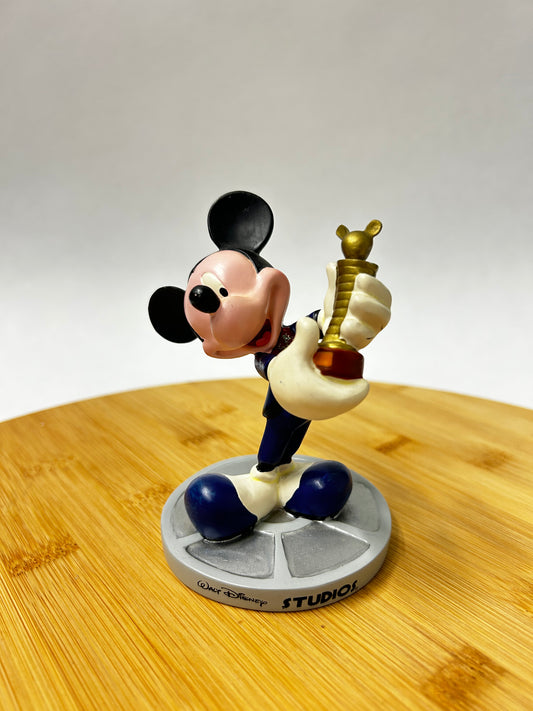 "Disney Studio’s Mickey Mouse Award: Een eerbetoon aan creativiteit en prestatie, geïnspireerd door de iconische muis."
