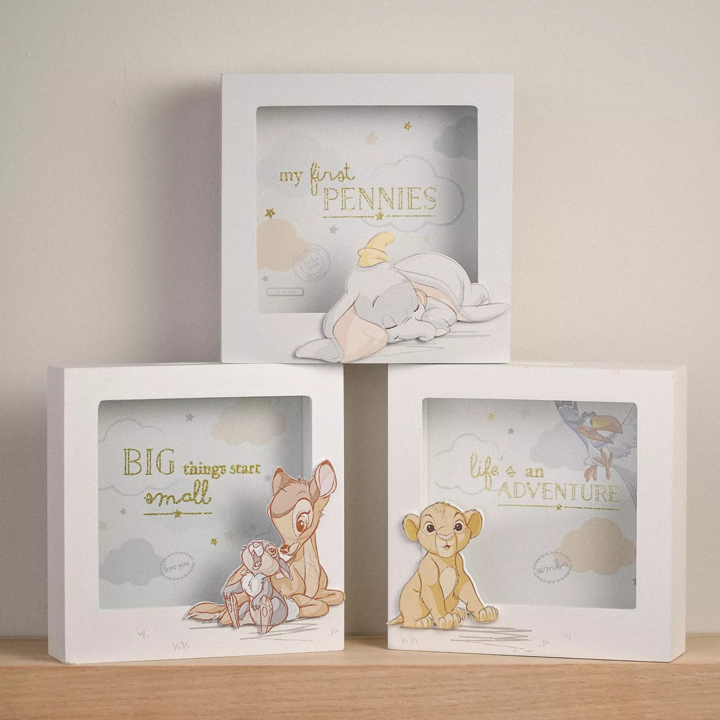 De Simba spaarpot van Disney is de ideale manier om te sparen voor je kleintje. Het mooie houten frame, gecombineerd met de lieve tekening van Simba en de inspirerende tekst 'Life’s an adventure', maakt het een perfect geschenk voor nieuwe ouders.