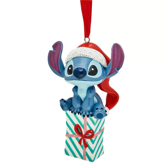 Een schattig Stitch-ornament in een feestelijke kerstmuts hangt in de kerstboom, perfect voor fans van Lilo & Stitch.
