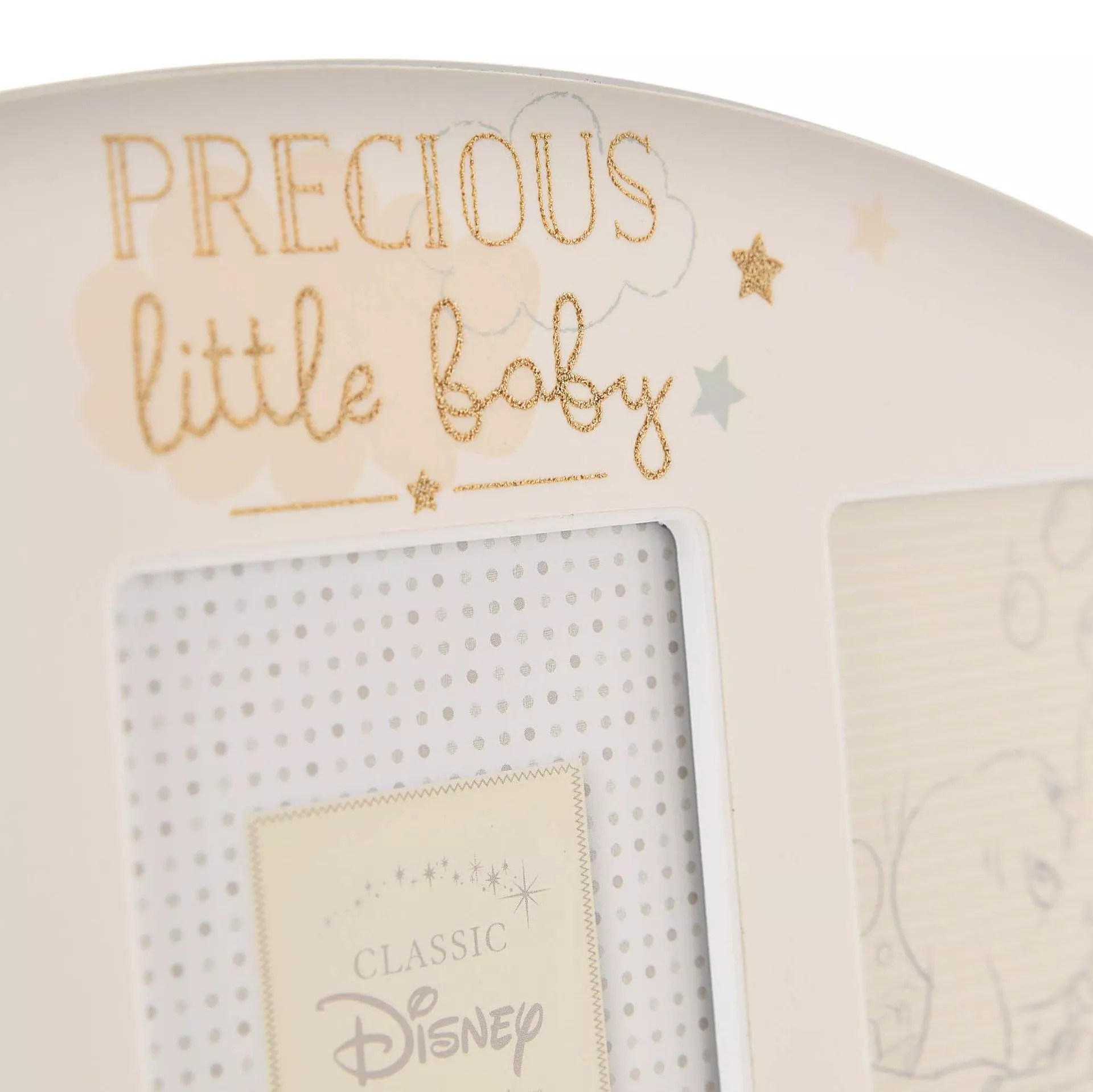 Leg de speciale momenten van je nieuwe baby vast met de Disney Dumbo collagelijst. Dit houten frame bevat vijf fotolijstjes en een schattige ‘Precious Little Baby’-tekst, en kan zowel staan als aan de muur worden opgehangen.