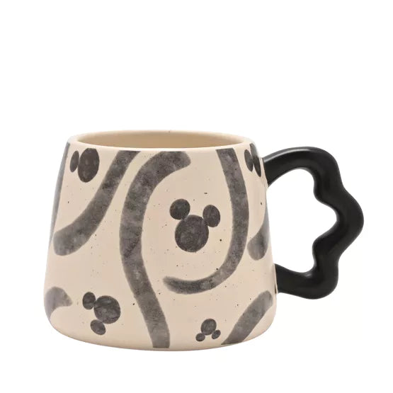 Een Disney Mickey Shaped Mug met het iconische Mickey-hoofd in zwart en een kronkelig oorvormig handvat, perfect voor elke Disney-fan.