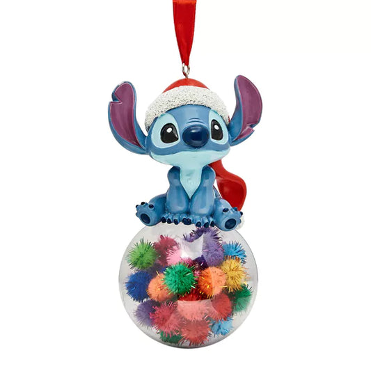 Een charmante kerstbal met Stitch, liefdevol gedetailleerd en met een grote glimlach, hangt in de kerstboom.