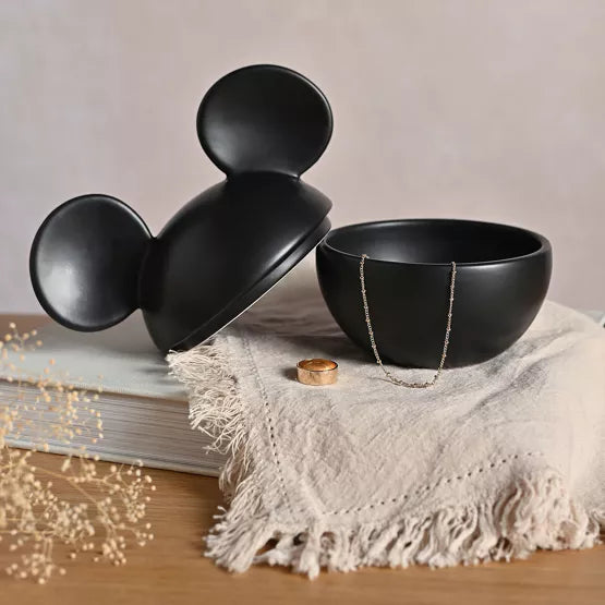 Een hoogwaardige Disney Mickey Head Trinket Box, geïnspireerd op Mickey's kenmerkende hoofd, perfect voor het veilig opbergen van kleine schatten zoals sieraden en munten, en een leuke toevoeging aan je interieur.