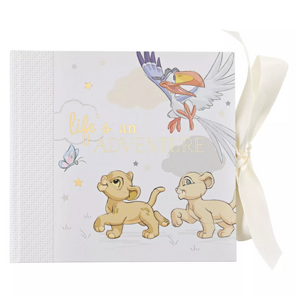 Bewaar de mooiste herinneringen in het Simba fotoalbum van Disney. Dit magische album, met een afbeelding van Simba, Nala en Zazu uit The Lion King, biedt ruimte voor vijftig foto's en heeft een prachtige gouden glittertekst 'Life’s an adventure'.