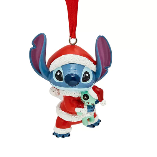 Een Disney Stitch-ornament, liefdevol gemaakt van hoogwaardige hars, hangt in de kerstboom en toont Stitch in een kerstkostuum.