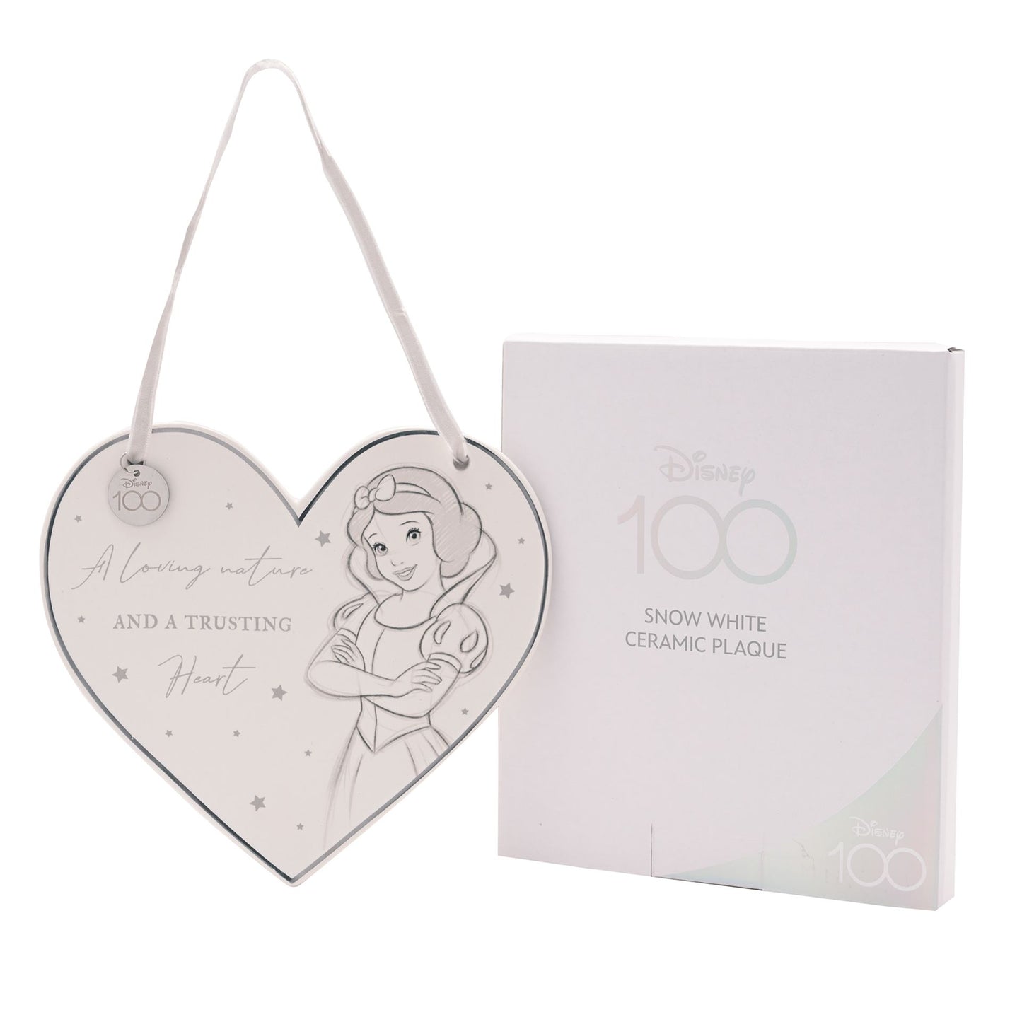 "Betoverende Sneeuwwitje keramische plaquette van Disney 100 - Met inspirerende illustratie van Sneeuwwitje en de titel 'A Loving Nature and a Trusting Heart'. Een must-have voor Disney-liefhebbers van alle leeftijden! Verpakt in een prachtige geschenkverpakking."
