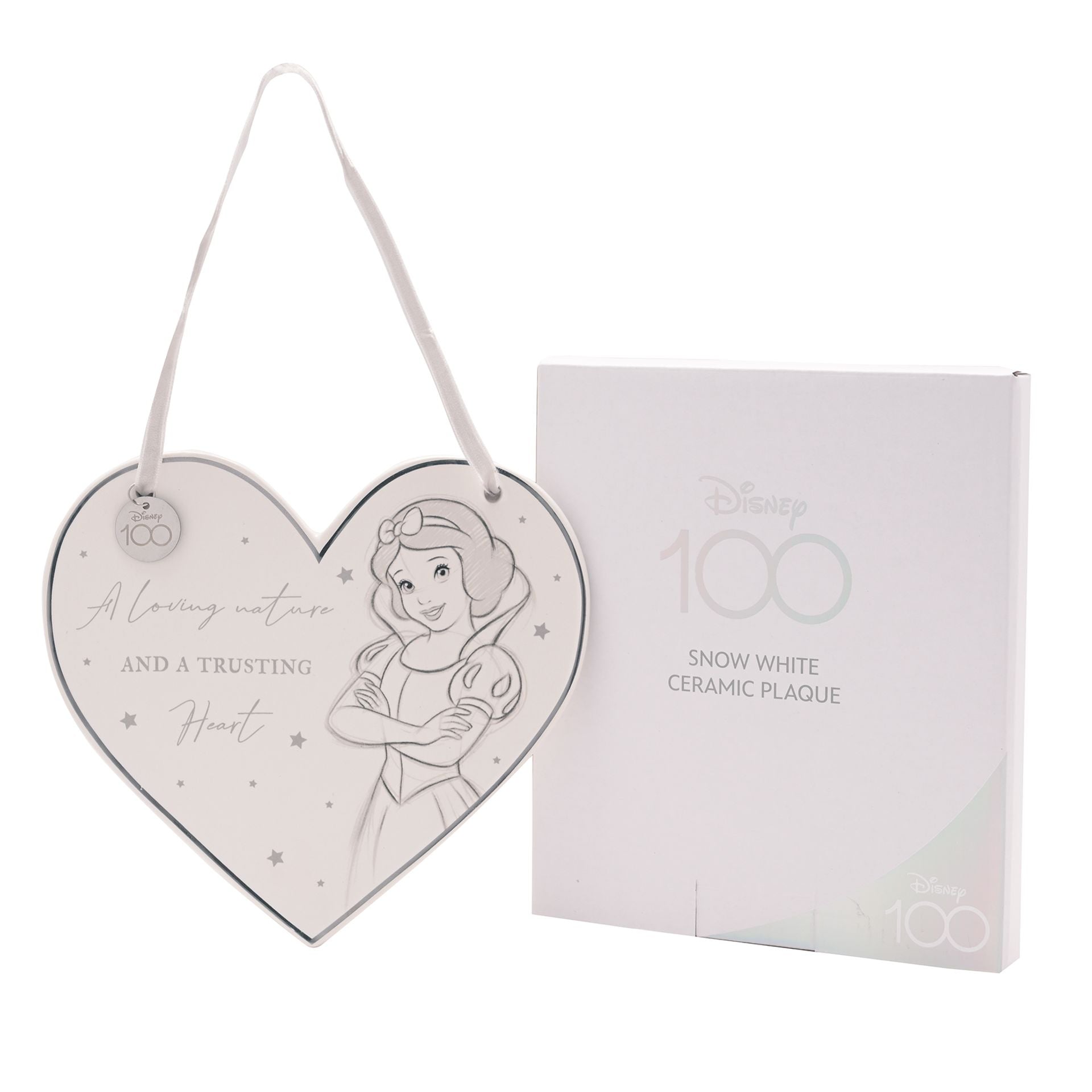 "Betoverende Sneeuwwitje keramische plaquette van Disney 100 - Met inspirerende illustratie van Sneeuwwitje en de titel 'A Loving Nature and a Trusting Heart'. Een must-have voor Disney-liefhebbers van alle leeftijden! Verpakt in een prachtige geschenkverpakking."