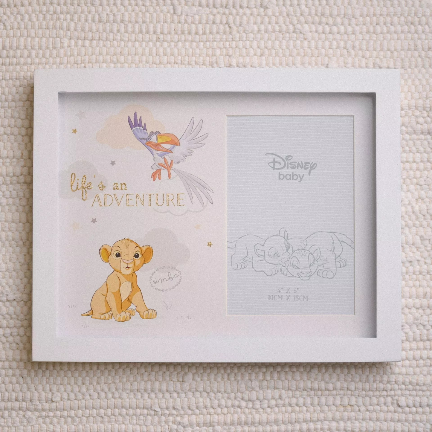 Bewaar je favoriete foto van je kleintje in de Simba fotolijst van Disney. Dit schattige houten frame met een afbeelding van Simba en Zazu en de tekst 'Life’s an Adventure' in gouden glitterletters is perfect voor elke babykamer.