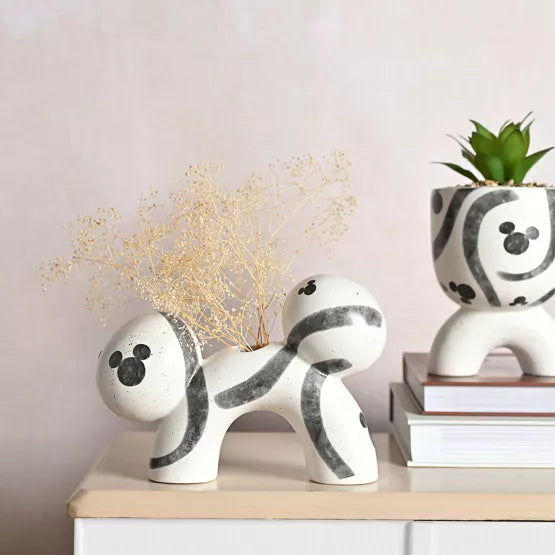 Een Disney Mickey Arched Shaped Vase, gemaakt van hoogwaardig keramiek in zwart en wit met een gespikkelde afwerking, toont het iconische Mickey-hoofd.