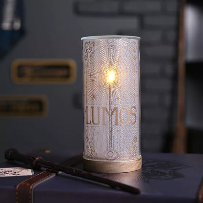 Deze 20 cm hoge LED-lamp staat op een houten basis en is een must-have voor Harry Potter-fans; eenvoudig aan te zetten met een handmatige schakelaar of door Siri te vragen om "Lumos".