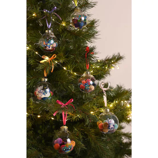 Set van 7 Disney kerstballen met afbeeldingen van de ondeugende Stitch en zachte pompons, perfect voor een unieke en kleurrijke kerstboom.