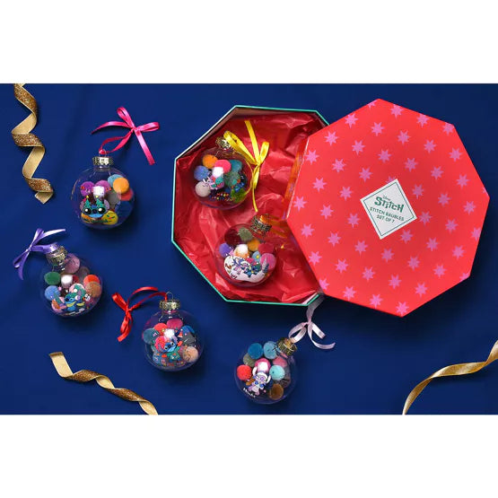 Disney Stitch kerstballen set met zeven ornamenten en pompons in heldere kleuren, ideaal voor een opvallende en feestelijke decoratie.