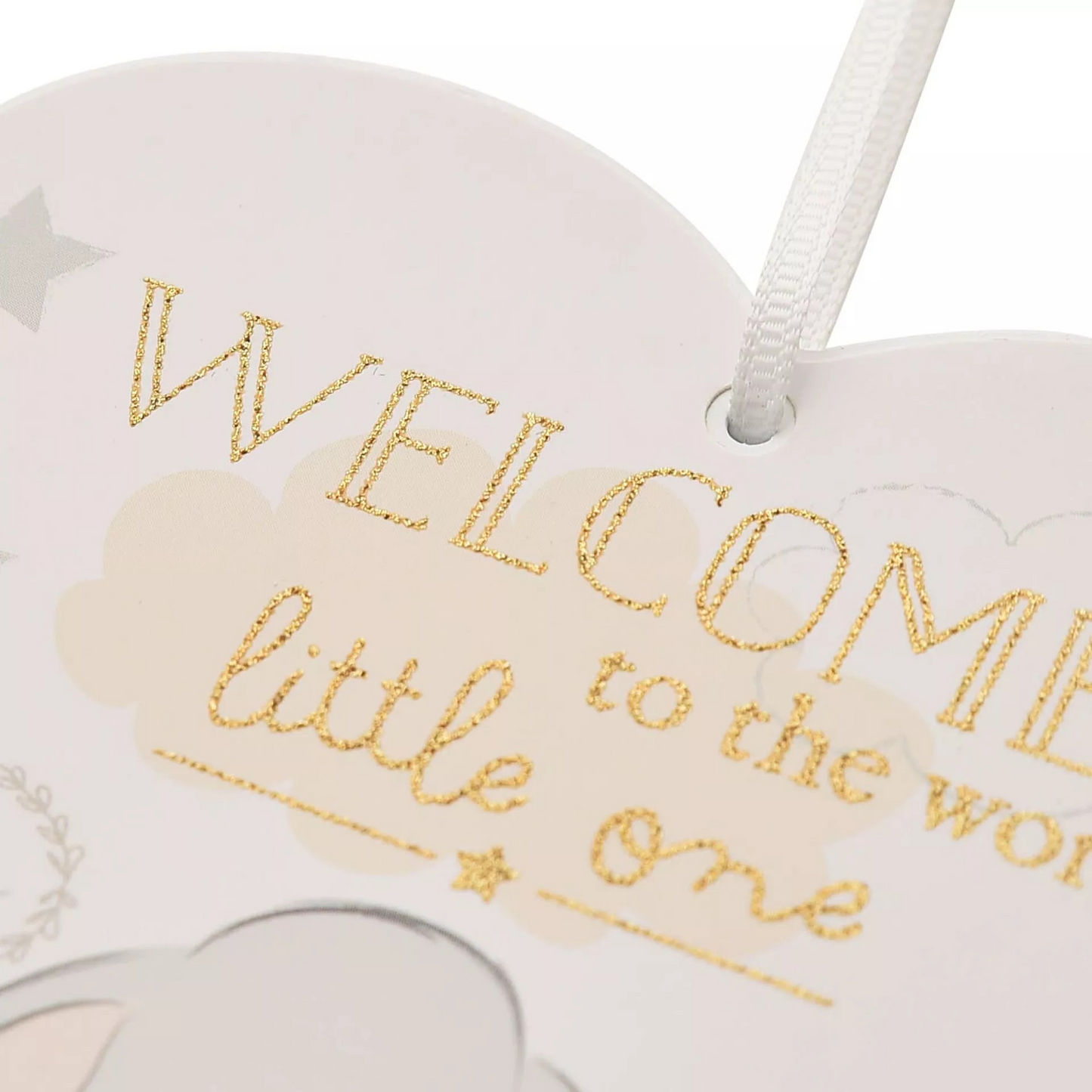 Voeg wat Disney-magie toe aan de kinderkamer met deze Dumbo hartplaquette. Het zachte pastelontwerp met de tekst 'Welcome to the world' en het witte lint maakt het de ideale herinnering voor een nieuw leven.