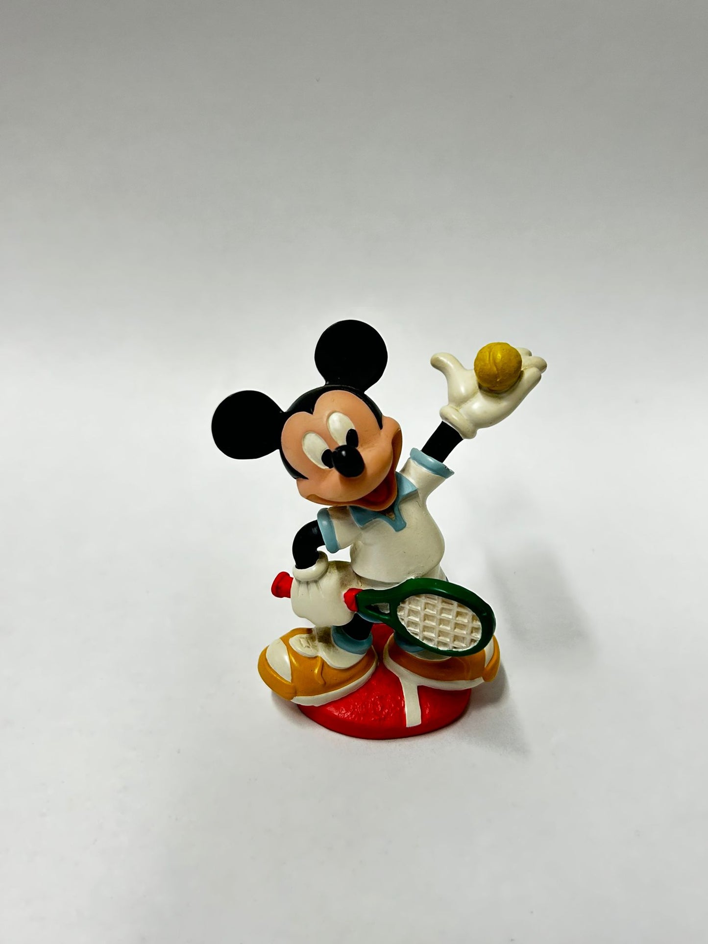 ‘Mickey mouse porseleinen tennis beeldje. Mickey houd een racket en een tennisbal vast’ 